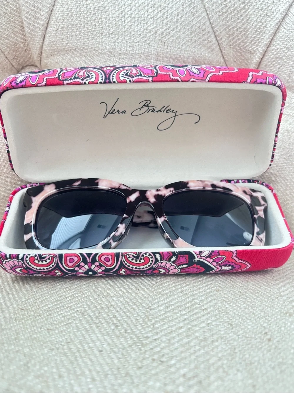Peepers Weekender Marble Polarized Sunglasses PLUS Vera Bradley Case